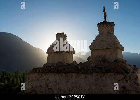 La Valle di Nubra con il villaggio di Hundar, Choerten di fronte al monastero Gulha Gompa Foto Stock