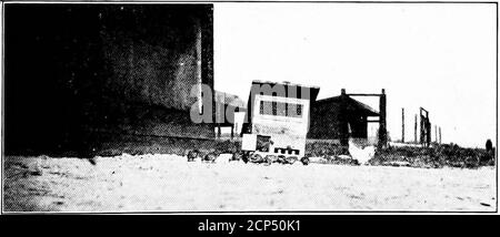 . L'importanza della vita degli uccelli; un resoconto popolare del suo significato economico e della sua conservazione . Per gentile concessione dell'American Game Protective and Propagation Association, UNA VEDUTA DEL CAMPO DI ALLEVAMENTO DELLA VIRGINIA STATE QUAIL FARM. Cortesia dell'American Game Protective and Propagation Association UN GREGGE DI BOB-BIANCHI E LA LORO MADRE BANTAM UN DISEGNO DI CONSERVAZIONE 297 sforzi di questa rivista, 6468 volantini selvatici erano stati stabiliti! Gli abitanti di quarantadue stati avevano risposto e, in tutto, 2,290, -997 acri erano stati messi da parte a questo scopo! Mentre rifugi statali e privati servono il Foto Stock