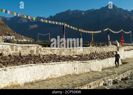 La Valle di Nubra con il villaggio di Hundar, il monastero di Gulha Gompa, bandiere di preghiera Foto Stock