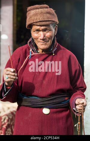 Padum, gente in attesa del Dalai lama, ritratto Foto Stock