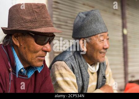 Padum, gente in attesa del Dalai lama, ritratto Foto Stock