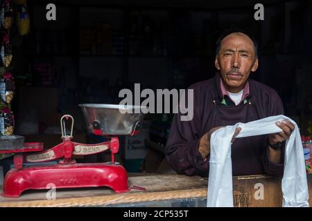 Padum, gente in attesa del Dalai lama, ritratto Foto Stock