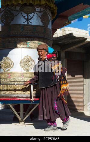 Padum, la gente sta aspettando il Dalai lama Foto Stock