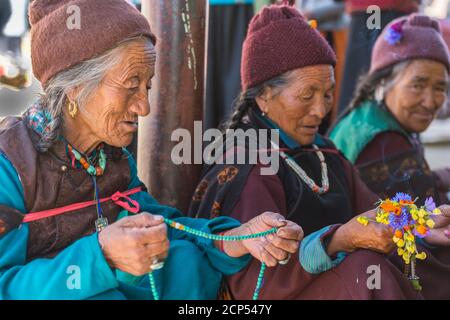 Padum, gente in attesa del Dalai lama, ritratto Foto Stock