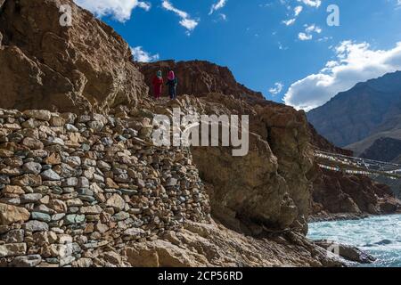 La strada per il monastero di Phuktal Gompa con il fiume Lingti, Tsarap Foto Stock
