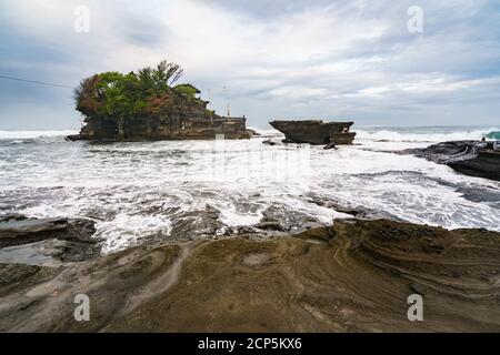 Tanah Lot, Bali, Indonesia - 16 SETTEMBRE 2020: Uno dei siti più visitati di Bali completamente vuoto nel giorno più santo dell'isola mostra l'effetto di Foto Stock