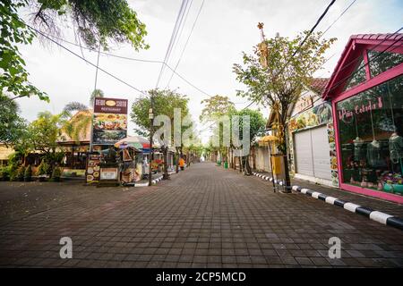 Tanah Lot, Bali, Indonesia - 16 SETTEMBRE 2020: Uno dei siti più visitati di Bali completamente vuoto nel giorno più santo dell'isola mostra l'effetto di Foto Stock