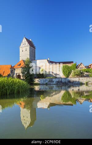 Rothenburger Tor al Rothenburger Weiher di Dinkelsbühl, Franconia Centrale, Franconia, Baviera, Germania del Sud, Germania, Europa Foto Stock