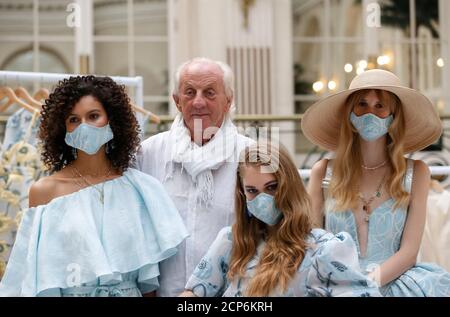 Londra, Gran Bretagna. 18 Settembre 2020. Il designer Paul Costelloe (2° L) propone una foto con modelli durante la presentazione di Paul Costelloe alla London Fashion Week di Londra, Gran Bretagna, 18 settembre 2020. La maggior parte degli spettacoli della London Fashion Week sono in scena online questo settembre in occasione della pandemia COVID-19. Credit: Han Yan/Xinhua/Alamy Live News Foto Stock