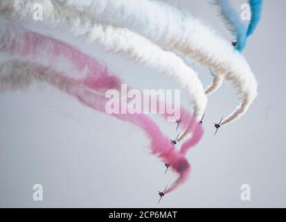 Le frecce rosse, la squadra aerobatica della Royal Air Force di RAF Scampton, conducono un sorpassato aereo su Royal Air Force Mildenhall, in Inghilterra, in onore dell'ottantesimo anniversario della Battaglia di Gran Bretagna, il 18 settembre 2020. Le frecce rosse sono state unite dagli aeromobili degli Stati Uniti partecipanti come un evento congiunto per celebrare il 73esimo compleanno dell'aviazione militare degli Stati Uniti. (STATI UNITI Air Force foto di Airman 1st Class Jessi Monte) Foto Stock