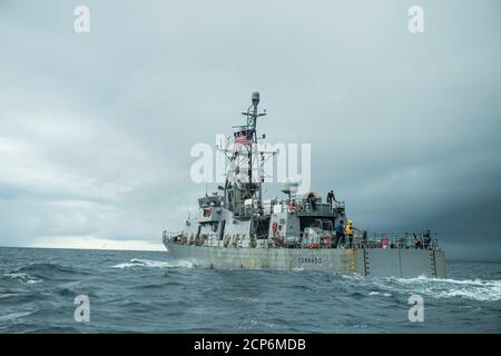 200915-N-HG846-0013 OCEANO PACIFICO (16 settembre 2020) la nave di pattuglia costiera di classe ciclone USS Tornado (PC 14) conduce una perforazione uomo a mare 16 settembre 2020. Tornado è schierato nell'area di responsabilità del comando meridionale degli Stati Uniti per sostenere la missione della Joint Interagency Task Force South, che include la lotta al traffico illecito di droga nei Caraibi e nel Pacifico orientale. (STATI UNITI Navy Photo by Mass Communication Specialist 3rd Class Dan Serianni/released) Foto Stock