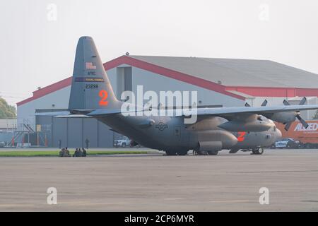 Gli Airmen della 302nd Airlift Wing, Peterson Air Force base, Colon., si siedono all'ombra di un Hercules C-130H dotato di un'unità USDA Forest Service Modular Airborne Fire Fighting System (MAFFS) mentre sono in standby all'aeroporto di Sacramento McClellan, California, 14 settembre 2020. Gli aerei MAFFS Air Force Reserve e Air National Guard offrono capacità di pompaggio per integrare il supporto esistente per le navi cisterna ignifughe commerciali durante le operazioni di estinzione degli incendi. (STATI UNITI Air Force Photo by Tech. SGT. Kyle Brasier) Foto Stock