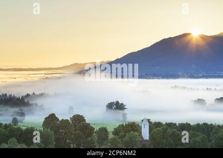 Alba sul Brauneck, vista da Großweil, alta Baviera, Baviera, Germania meridionale, Germania, Europa Foto Stock