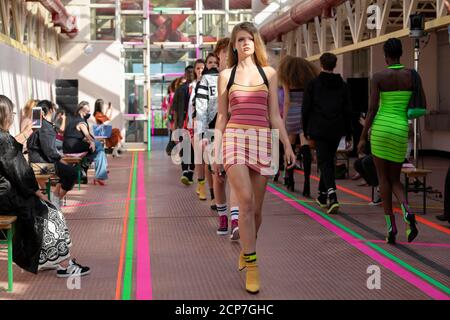 Londra, Regno Unito. 18 Settembre 2020. MARK FAST SS21 Runway durante la settimana della moda di Londra Settembre 2020 - Londra, Regno Unito. 18/09/2020 Credit: dpa/Alamy Live News Foto Stock