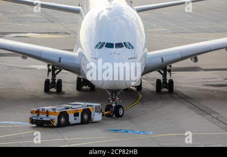 Duesseldorf, Nord Reno-Westfalia, Germania - Emirates Airbus A380-800 aereo sulla strada per la pista, Duesseldorf International Airport, DUS Foto Stock