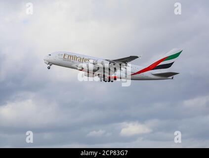 Duesseldorf, Nord Reno-Westfalia, Germania - Emirates Airbus A380-800 decollo dall'aeroporto internazionale di Duesseldorf, DUS Foto Stock