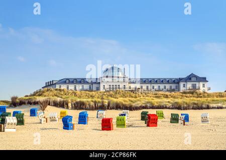 Spiaggia di fronte a Strandhotel Kurhaus Juist, Isola Juist, Frisia Est, Isole Frisone Orientali, bassa Sassonia, Costa del Mare del Nord, Germania del Nord, Foto Stock
