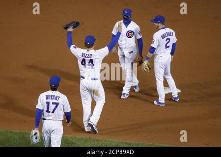 Chicago, Stati Uniti. 18 Settembre 2020. Anthony Rizzo di Chicago Cubs (44) festeggia con i compagni di squadra dopo che i Cubs hanno sconfitto i Minnesota Twins al Wrigley Field venerdì 18 settembre 2020 a Chicago. Foto di Kamil Krzaczynski/UPI Credit: UPI/Alamy Live News Foto Stock