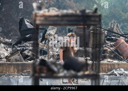 Talent, Ore. 18 settembre 2020. Zach Kuhlow controlla i resti della sua casa per qualsiasi cosa salvagable. Suo figlio, che ha 10 anni, è nato all'interno della casa. A Talent, a circa 20 miglia a nord del confine con la California, le case sono state arrogate senza riconoscimento. Secondo il National Interagency Fire Center, negli Stati Uniti occidentali sono in fiamme almeno 87 incendi. Hanno tormeggiato più di 4.7 milioni di acri -- più di sei volte l'area di Rhode Island. Credit: Chris Tuite/Image Space/Media Punch/Alamy Live News Foto Stock