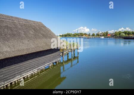 Capanne per barche sul Prerower Strom a Prerow, Fischland-Darß-Zingst, Meclemburgo-Pomerania occidentale, Germania, Europa Foto Stock