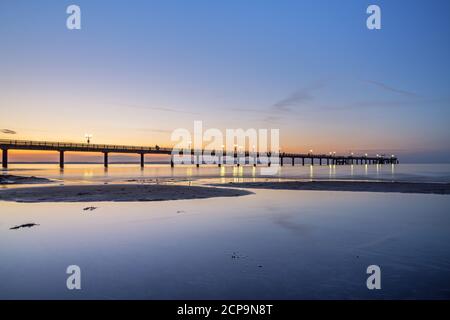 Spiaggia con molo nella località Baltica di Binz, Isola Ruegen, Meclemburgo-Pomerania occidentale, Germania Foto Stock