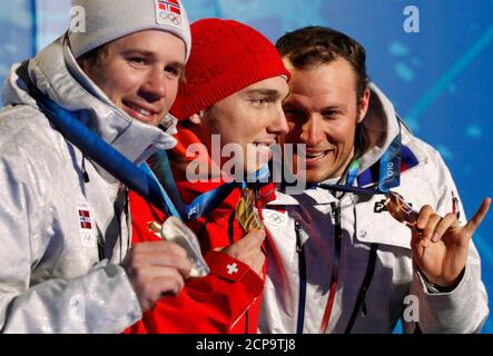 Gold medallist Carlo Janka (C) of Switzerland poses with silver medallist Kjetil Jansrud (L) and bronze medallist Aksel Lund Svindal of Norway during the medal ceremony for the men's Alpine skiing giant slalom competition at the Vancouver 2010 Winter Olympics, in Whistler, British Columbia, February 23, 2010. REUTERS/Stefan Wermuth (CANADA)