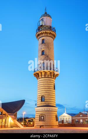 Faro e Teepott a Warnemünde, Warnemünde, Città anseatica di Rostock, Costa del Mar Baltico, Meclemburgo-Pomerania occidentale, Germania settentrionale, Foto Stock