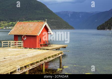 Capanna rossa a Kaupanger dal Sognefjord, Sogn og Fjordane, Norvegia Foto Stock