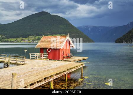 Capanna rossa a Kaupanger dal Sognefjord, Sogn og Fjordane, Norvegia Foto Stock