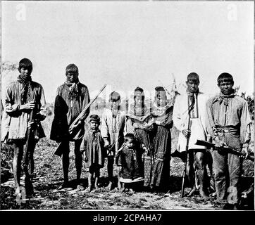 . Caccia e pesca in Florida, compresa una chiave per gli uccelli acquatici noti per verificarsi nello stato . INDIAN CAMP, NUOVO FIUME. GLI INDIANI SEMINOLE. 31 vicino al fiume Miami, (3) sulla Fish Eating Creek, a nord-ovest di LakeOkeechobee, (4) sulla Cow Creek, a nord-est di Okeechobee, e(5) presso il lago Cat Fish. Ci sono una serie di famihes che hanno accampamenti temporanei in altre località, e alcuni indiani hanno quello che chiamano i loro campi permanenti fuori di questi villaggi, ci sono, mi dicono, diversi indiani che vivono sulle isole nelle Everglades, e quattro o cinque famiglie hanno accampamenti su NewRiver; ma vicino a tutti Foto Stock