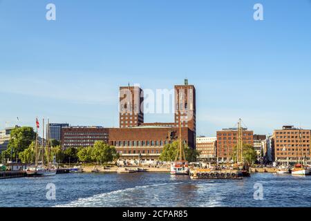 Vista sull'Akkerbrygge fino al municipio di Oslo, Norvegia, Scandinavia, Europa del Nord Foto Stock