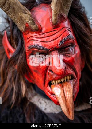 Krampuslauf al Christkindlmarkt di Monaco, antica tradizione che si svolge nel periodo natalizio in Baviera, Austria e Alto Adige, Monaco, Baviera, Foto Stock