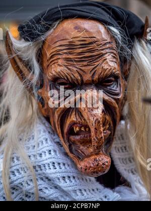 Krampuslauf al Christkindlmarkt di Monaco, antica tradizione che si svolge nel periodo natalizio in Baviera, Austria e Alto Adige, Monaco, Baviera, Foto Stock