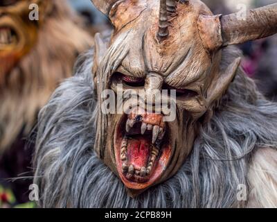 Krampuslauf al Christkindlmarkt di Monaco, antica tradizione che si svolge nel periodo natalizio in Baviera, Austria e Alto Adige, Monaco, Baviera, Foto Stock