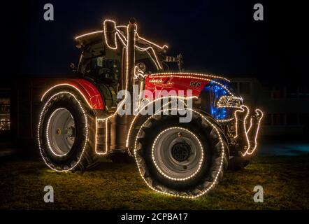Trattore decorato con fairy luci a Natale, Pähl, Baviera, Germania, Europa Foto Stock