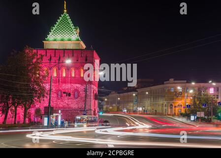 NIZHNY NOVGOROD, RUSSIA - 28 AGOSTO 2020: Torre Dmitrievskaya del Cremlino di Nizhny Novgorod nel paesaggio urbano notturno Foto Stock