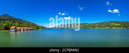 Boathouses a Bühl, Großer Alpsee, vicino Immenstadt, Oberallgäu, Allgäu, Svevia, Baviera, Germania meridionale, Germania, Europa Foto Stock