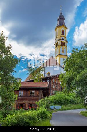 Chiesa parrocchiale di San Nicola e antichi casali in legno, Pfronten, Ostallgäu, Allgäu, Baviera, Germania, Europa Foto Stock