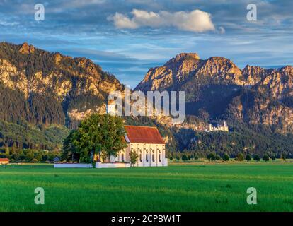 Pellegrinaggio Chiesa di San Colomano e Castello di Neuschwanstein, Schwangau vicino Füssen, Ostallgäu, Allgäu, Baviera, Germania, Europa Foto Stock