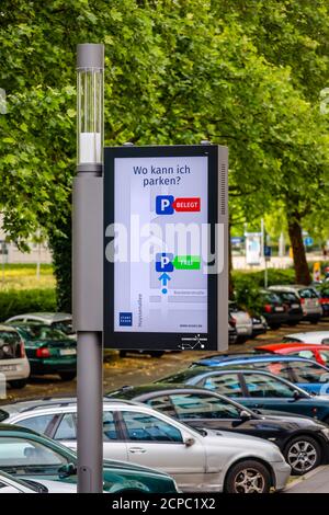 Pali intelligenti, luci di strada intelligenti sono addetti al parcheggio, stazioni di ricarica gratuite per auto elettriche, hotspot Wi-Fi gratuiti, misurazione ambientale Foto Stock