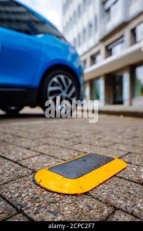 I sensori del parcheggio mostrano i posti auto liberi dei pali intelligenti, i pali intelligenti sono luci di strada intelligenti, gli addetti al parcheggio, il servizio di ricarica gratuito Foto Stock