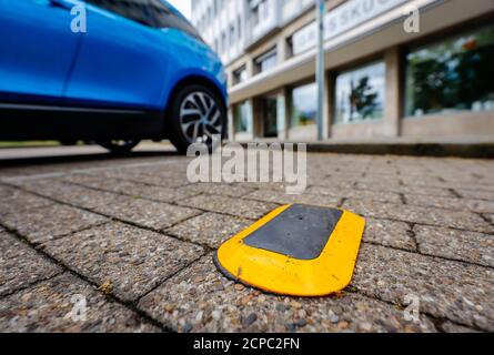 I sensori del parcheggio mostrano i posti auto liberi dei pali intelligenti, i pali intelligenti sono luci di strada intelligenti, gli addetti al parcheggio, il servizio di ricarica gratuito Foto Stock