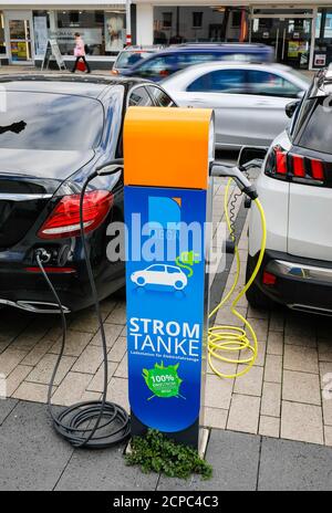 Le auto elettriche si riempiono di elettricità verde presso una stazione di ricarica, Monheim am Rhein, Renania settentrionale-Vestfalia, Germania Foto Stock