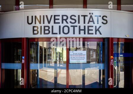 Bochum, zona della Ruhr, Nord Reno-Westfalia, Germania - RUB, Ruhr University Bochum, biblioteca universitaria chiusa in tempi di pandemia corona. Foto Stock