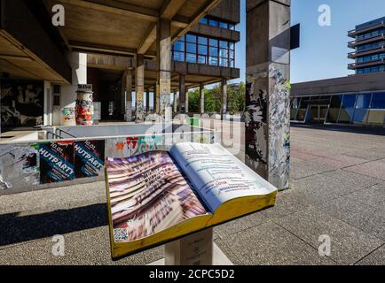 Bochum, zona della Ruhr, Nord Reno-Westfalia, Germania - RUB, Università della Ruhr Bochum, posto vuoto di fronte alla biblioteca universitaria in tempi del Foto Stock