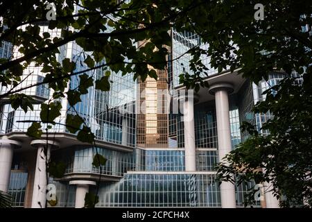 Facciate di vetro con riflessi, architettura a Admiralty, Hong Kong Foto Stock