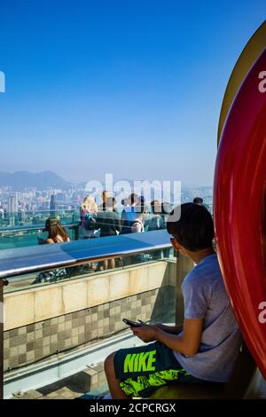 Victoria Peak, vista su Kowloon e sull'isola di Hong Kong Foto Stock