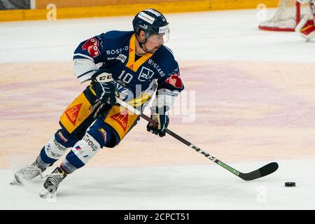 Jerome Bachofner n° 10 (EV Zug) durante la preparazione della National League di hockey su ghiaccio tra EV Zug e EHC Biel-Bienne il 18 settembre 2020 nella Bossard Arena di Zug. Credit: SPP Sport Press Photo. /Alamy Live News Foto Stock