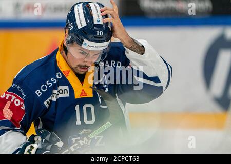 Jerome Bachofner n° 10 (EV Zug) durante la preparazione della National League di hockey su ghiaccio tra EV Zug e EHC Biel-Bienne il 18 settembre 2020 nella Bossard Arena di Zug. Credit: SPP Sport Press Photo. /Alamy Live News Foto Stock