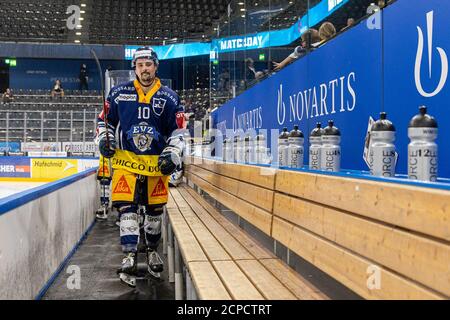 Jerome Bachofner n° 10 (EV Zug) durante la preparazione della National League di hockey su ghiaccio tra EV Zug e EHC Biel-Bienne il 18 settembre 2020 nella Bossard Arena di Zug. Credit: SPP Sport Press Photo. /Alamy Live News Foto Stock